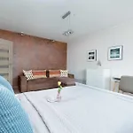Atmospheric In Center With Desk And Bathtub By Renters Apartmán Kolobřeh