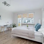 Atmospheric In Center With Desk And Bathtub By Renters Apartamento