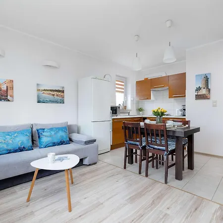 Atmospheric In Center With Desk And Bathtub By Renters Apartman