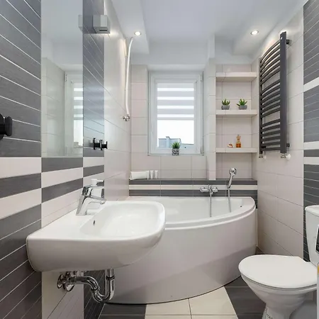 Atmospheric In Center With Desk And Bathtub By Renters *