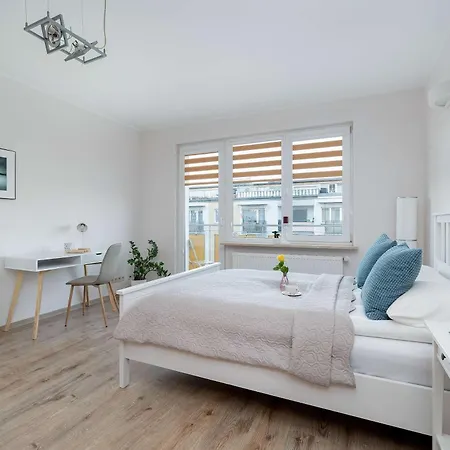 Atmospheric In Center With Desk And Bathtub By Renters 아파트