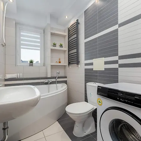 Atmospheric In Center With Desk And Bathtub By Renters Lägenhet