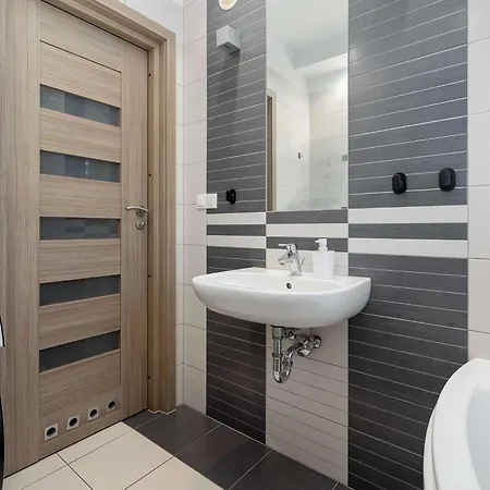 Atmospheric In Center With Desk And Bathtub By Renters Lägenhet