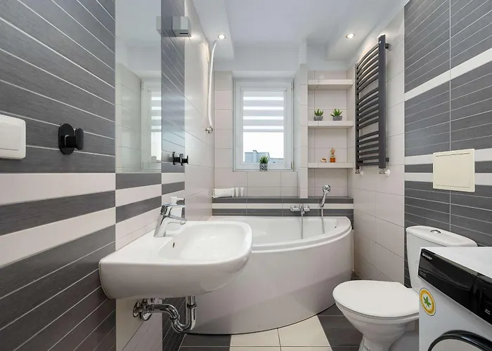 Atmospheric In Center With Desk And Bathtub By Renters *