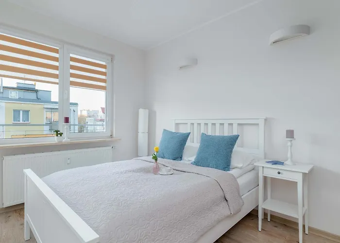 Atmospheric In Center With Desk And Bathtub By Renters Apartman *