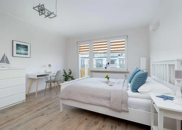 Atmospheric In Center With Desk And Bathtub By Renters Apartman