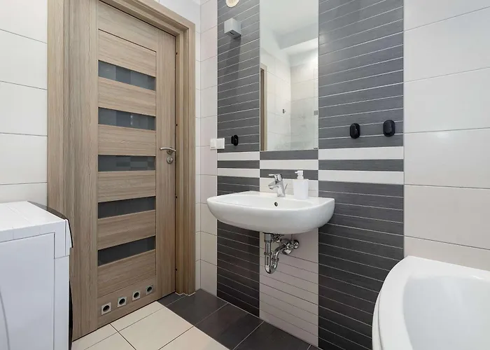 Atmospheric In Center With Desk And Bathtub By Renters Apartman